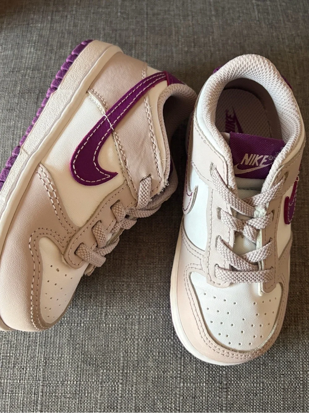 Nike Kids Low-Top Sneakers in Cream & Purple Accents